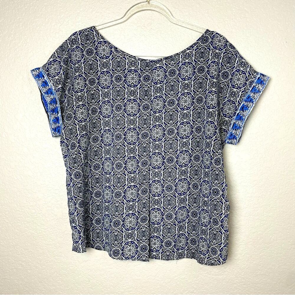 CYNTHIA ROWLEY Lightweight Blue Patterned Women's Top w/ Back Slit Size M - Picture 5 of 7
